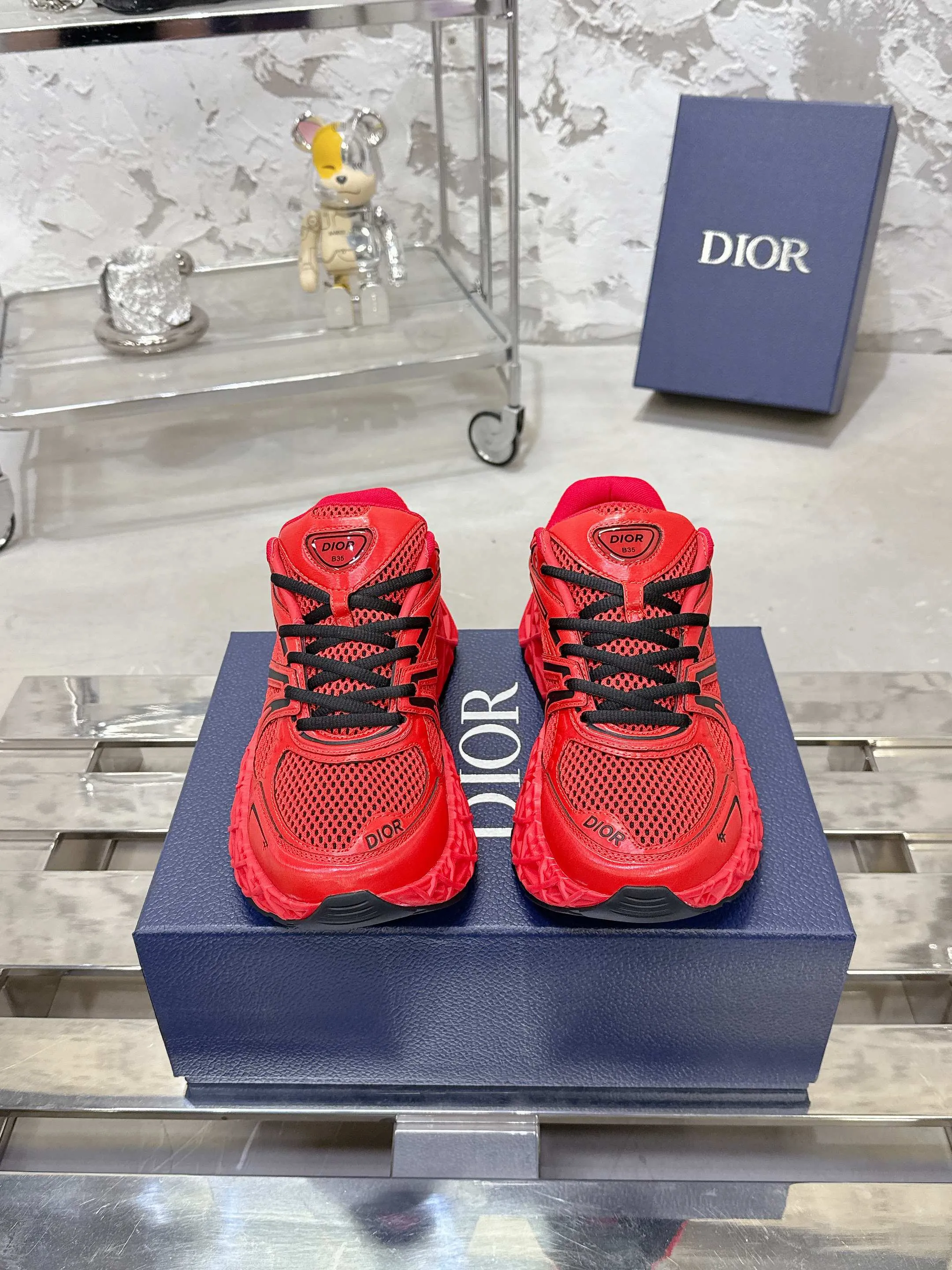 Factory price 780💰 Top version! ! ! Dior (B35) DIOR spring and summer men's wear show, the show was held at the Valle de Grasse School in Paris. Kim Jones drew inspiration from the works of South African artist Hylton Nel. The details of the shoes, clog soles and tribal elements, cleverly blended luxury craftsmanship and practicality, with fresh childishness and bright temperament, creating a new season hot spot. Dior KAWA Dior co-branded casual sports shoes reinterpret running shoes with Dior's high-end style. B35 is made of fine-textured leather and mesh fabric materials. It can be worn in all seasons, is comfortable and breathable, and has multiple lines on the shoe body to outline details. It has a full retro three-dimensional feel and can create a casual look all year round! Fabric: Cowhide/customized cloth material Lining: Imported breathable mesh Outsole: Original molded outsole Size: 39-46 (customized at 45.46)